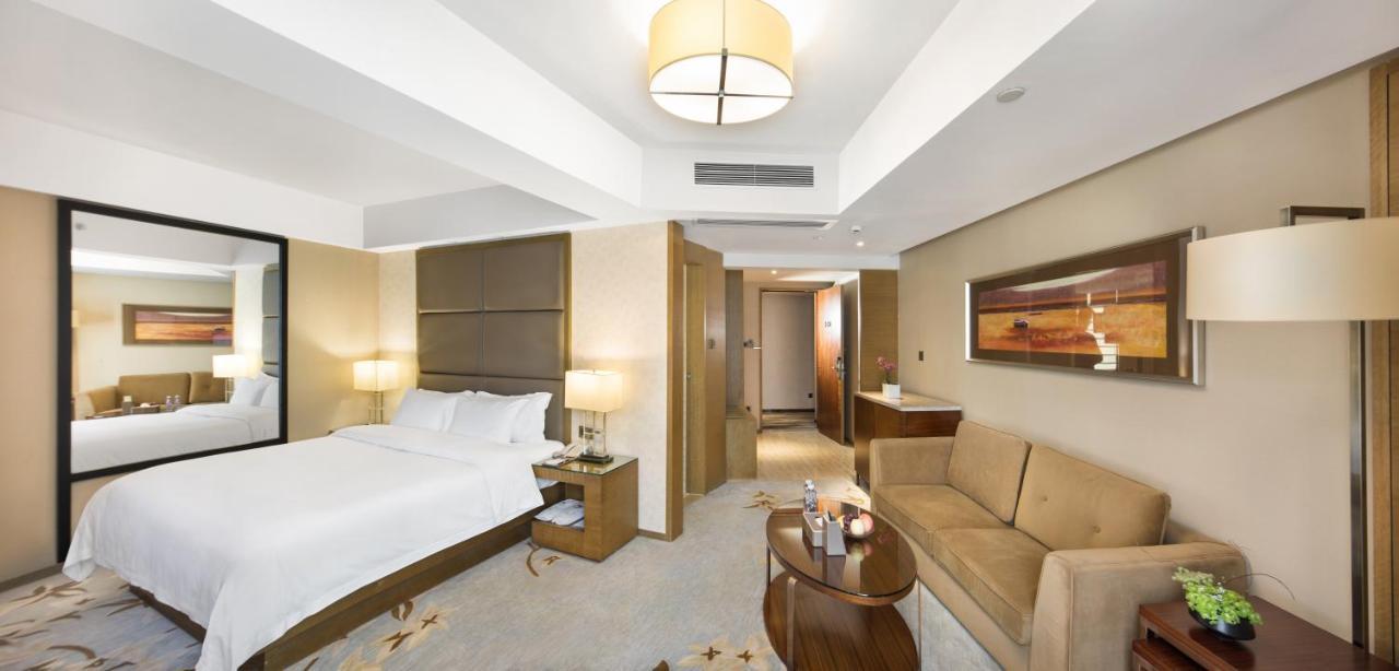 The La Hotel 新世界伟瑞酒店 Шэньчжэнь Экстерьер фото