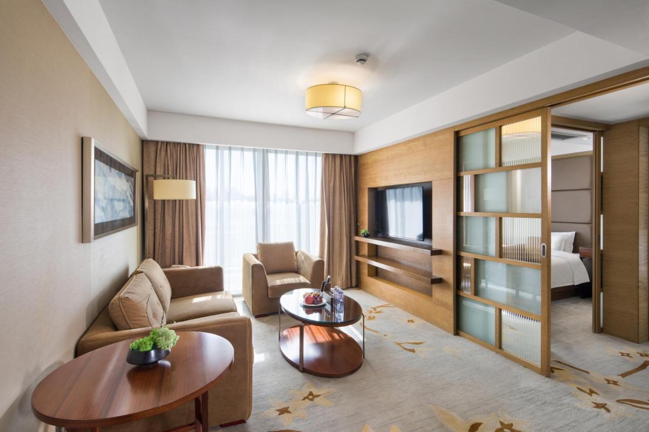 The La Hotel 新世界伟瑞酒店 Шэньчжэнь Экстерьер фото