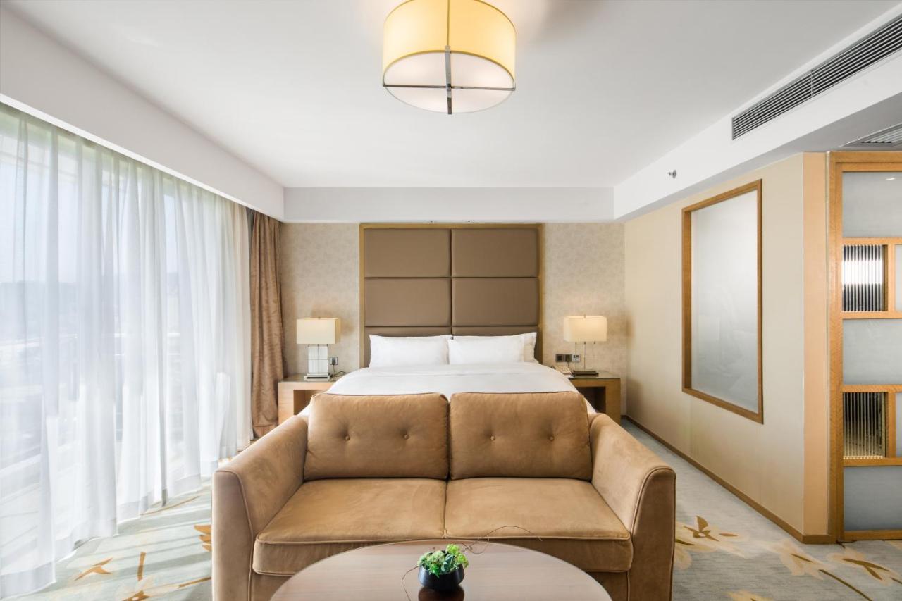 The La Hotel 新世界伟瑞酒店 Шэньчжэнь Экстерьер фото
