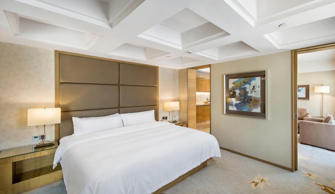 The La Hotel 新世界伟瑞酒店 Шэньчжэнь Экстерьер фото