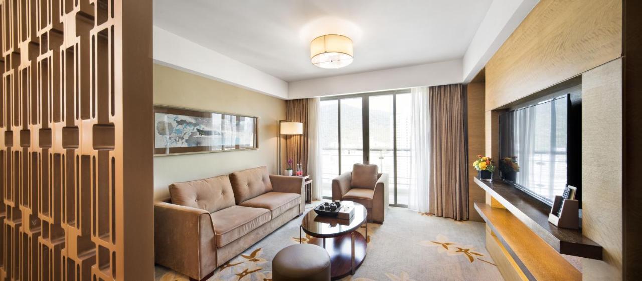 The La Hotel 新世界伟瑞酒店 Шэньчжэнь Экстерьер фото