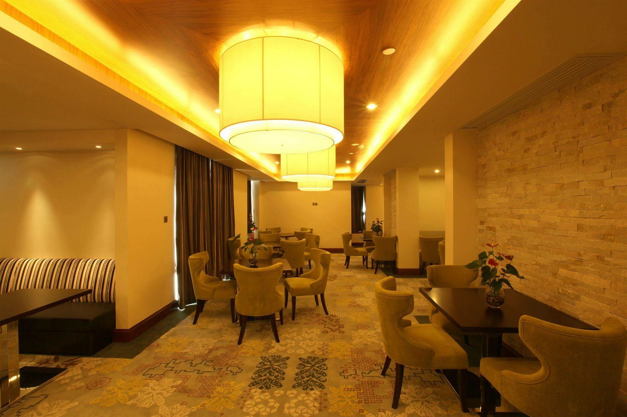 The La Hotel 新世界伟瑞酒店 Шэньчжэнь Экстерьер фото